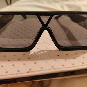 Chic Black Sunglasses for Timeless Elegance